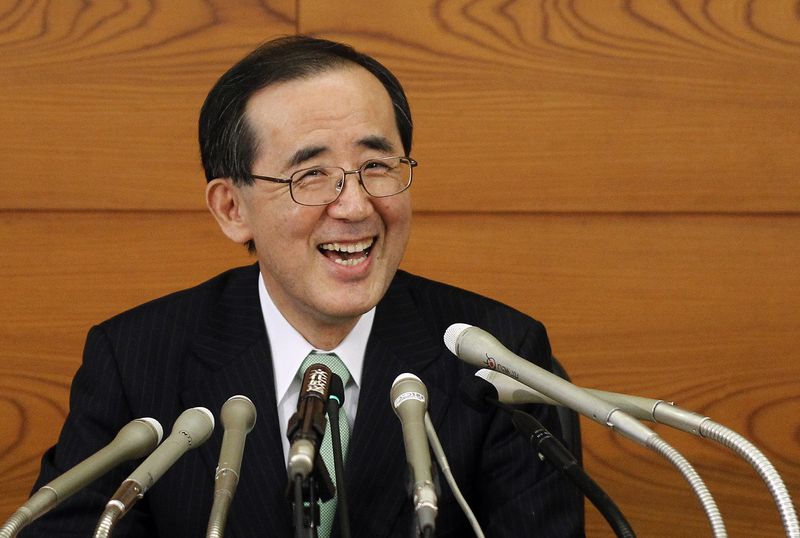 Ex-BOJ gov Shirakawa urges re-examination of monetary framework, inflation targets